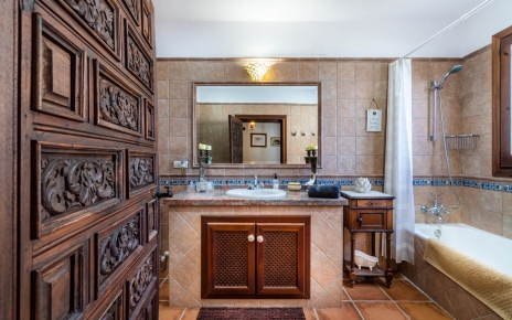 Baño en suite con bañera